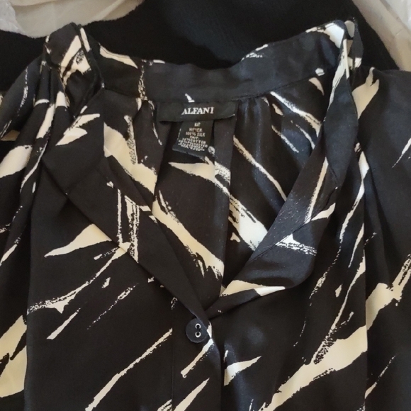 Alfani Black and White 100% Silk Blouse Size 12 - Picture 3 of 6